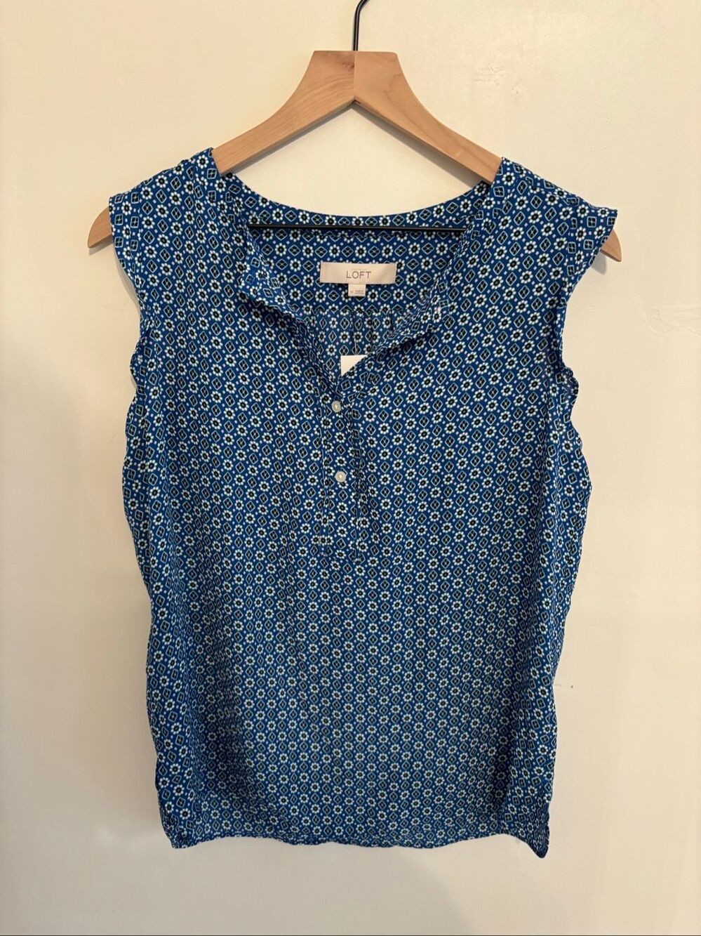 LOFT NWT Floral Flutter Sleeve Top Size M Blue Green White Black Button V-Neck